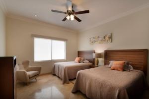En eller flere senger på et rom på Condo Maravilla - New luxurious condo 300mt from the beach