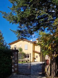 una casa con una puerta delante de ella en Villa "Il Prado" Piscina&Natura, en Camaiore