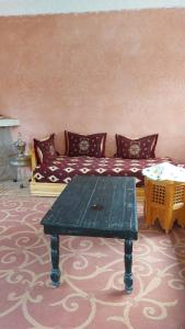 sala de estar con sofá y mesa de centro en Maison vallée de l'Ourika en Marrakech