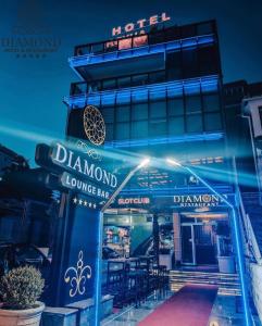 un restaurante con un cartel que lee bar salón de diamantes en Diamond Hotel & Restaurant en Ulcinj