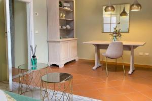 Un comedor con una mesa y dos sillas. en Galli Tassi Suite, en Lucca