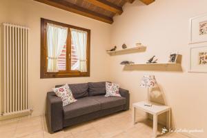 a living room with a couch and a window at Ca' degli Ulivi - Oliva Verde in Creazzo