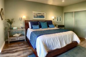 - une chambre avec un grand lit et des oreillers bleus dans l'établissement 631 Remodeled La Costa Retreat steps from the Resort Spa, PFC and Golf, à Encinitas