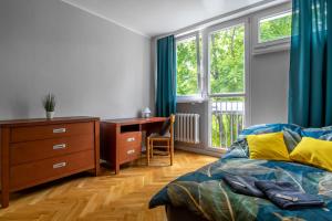 een slaapkamer met een bed, een bureau en een raam bij Warsaw Center ClassicRooms in Warschau