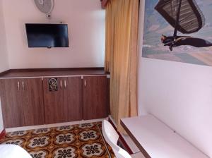 a small room with a bed and a tv in a room at Hotel Boutique el Sol in Cartago +53 photos