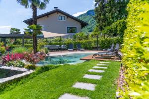a backyard with a swimming pool and a house at Ferienwohnungen Atz in Termeno