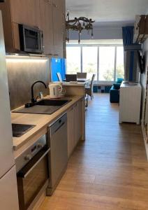 a kitchen with a sink and a counter top at Athéna OHANA, les pieds dans l'eau in Bandol