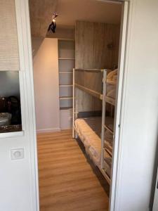 a hallway with two bunk beds in a room at Athéna OHANA, les pieds dans l'eau in Bandol