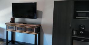 En tv och/eller ett underhållningssystem på Bunk House