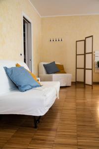 two beds in a room with wooden floors at La Casa di Zucchero in Classe
