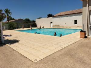 Bazén v ubytovaní Maison dans une résidence de vacances alebo v jeho blízkosti