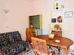 a living room with a table and chairs and a couch at Rena Majore in vacanza in Rena Majore