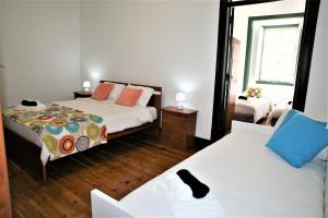 1 Schlafzimmer mit 2 Betten und einem Spiegel in der Unterkunft Family Bedroom in Lissabon