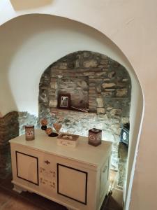 un arco con una pared de piedra en una habitación en Estia Bed and Relax, en Benevento