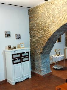 uma parede de pedra num quarto com um balcão e um pilar de pedra em Estia Bed and Relax em Benevento