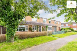 an empty street in front of a brick building at 4 Bed House Stevenage SG1 Free Parking & Wi-Fi Business & Families Serviced Accommodation by White Orchid Property Relocation in Stevenage