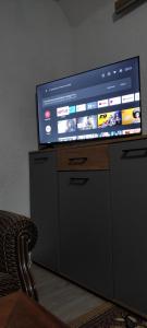 uma televisão de ecrã plano em cima de uma cómoda em Vlasic holiday home em Vlasic