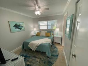 um quarto com uma cama e uma ventoinha de tecto em Rock Ridge I. Private and close to everything. em Vero Beach