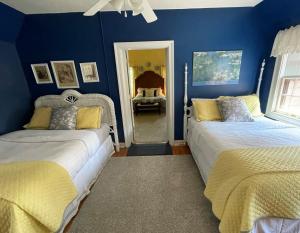 A bed or beds in a room at Longacre of Appomattox