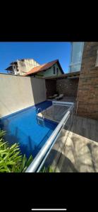 a swimming pool on the side of a building at Maravilhoso Loft vista mar OCEANVIEW in Niterói