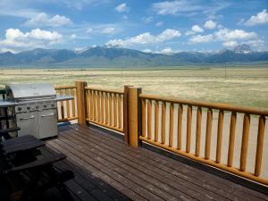 - un barbecue sur une terrasse avec des montagnes en arrière-plan dans l'établissement Dream Drift Motel, à Cameron