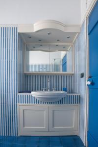 ein Badezimmer mit Waschbecken und Spiegel in der Unterkunft 164- Villa della Marchesa - Giardino e Piscina a pochi minuti dal centro di Sestri Levante in Santo Stefano del Ponte