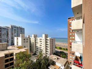 vistas a una ciudad con edificios y al océano en Apartamento Espacioso y Acogedor - Total Rent Peru, en Lima