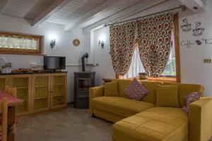 a living room with a couch and a table at Appartamenti Patrizia in San Pietro di Cadore