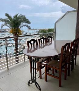 a table and chairs on a balcony with a view of a harbor at Puerto - Somhome in Benicarló