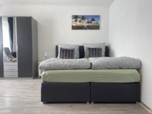 1 dormitorio con 1 cama en una habitación en Perfekte 1,5 Wohnung Zentral in Leonberg gegenüber Einkaufzentrum, en Leonberg