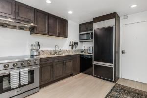 Kuchyň nebo kuchyňský kout v ubytování 644 A Renovated Condo at a World-Renowned Resort - Free Wifi and Parking