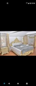 Una foto de una cama en una habitación en Hostel Palma en Novi Pazar