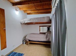 1 Schlafzimmer mit 2 Etagenbetten in einem Zimmer in der Unterkunft Casa Ana, departamento amplio a 20 ' aeropuerto in Luis Guillón