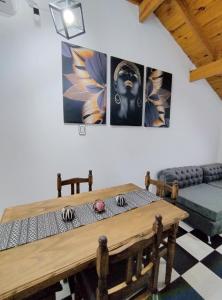 - un salon avec une table et un canapé dans l'établissement Casa Ana, departamento amplio a 20 ' aeropuerto, à Luis Guillón