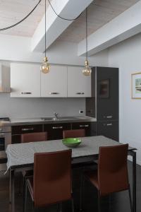 una cucina con tavolo da pranzo e sedie di La Casa di Angelina - Pesaro Centro-Mare a Pesaro Altre 14 foto