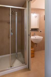 un bagno con doccia e lavandino di La Casa di Angelina - Pesaro Centro-Mare a Pesaro