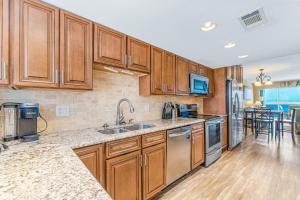 A kitchen or kitchenette at Edgewater West #43