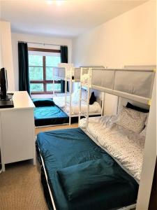 a bedroom with two bunk beds and a desk at Étoile Du Matin 1510-19/Perfect for large Family in Mont-Tremblant