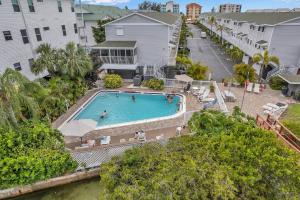 Kolam renang di atau dekat dengan Sea Shell Townhome 23