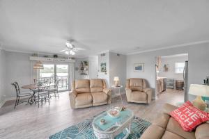 Ruang duduk di Sea Shell Townhome 23