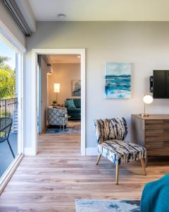 ein Wohnzimmer mit Blick auf das Meer in der Unterkunft 645 Fresh Modern Condo Inside Resort Gates - Free Wifi - Walk to Spa in Encinitas