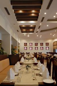 una sala da pranzo con un lungo tavolo e bicchieri da vino di Fortune Park Panchwati, Kolkata - Member ITC's Hotel Group a Calcutta
