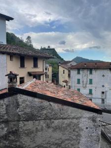 a view of a city with buildings and roofs at Mandala Maison - Zen Oasis in Marone