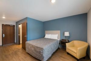 Postel nebo postele na pokoji v ubytování WoodSpring Suites Austin Central