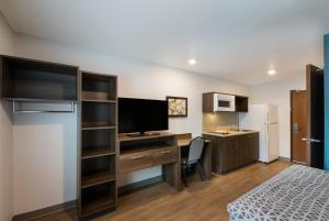 Kuchyň nebo kuchyňský kout v ubytování WoodSpring Suites Austin Central