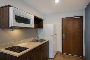 Kuchyň nebo kuchyňský kout v ubytování WoodSpring Suites Austin Central
