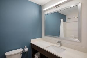 Koupelna v ubytování WoodSpring Suites Austin Central