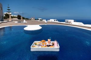 イメロヴィグリにあるSANTORINI GRAND LUXURY VILLASのスイミングプールの食料トレイ