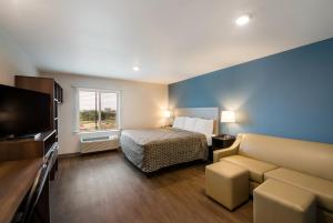 TV a/nebo společenská místnost v ubytování WoodSpring Suites Austin Central