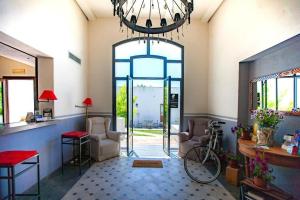um salão com uma sala de espera com uma bicicleta no átrio em ARBARIA APPARTAMENTI EX ARBARIA em Trapani